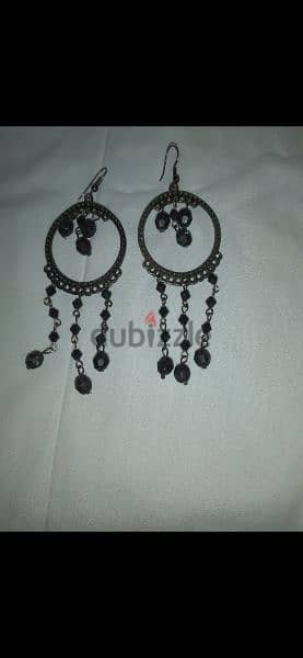 pick 3 earrings for 3= 10$ 18