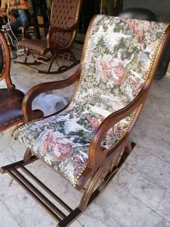 سعر مغري لقطة كرسي هزاز خشب زين قماش روميو وجوليات غوبلان فقط ١٠٠$