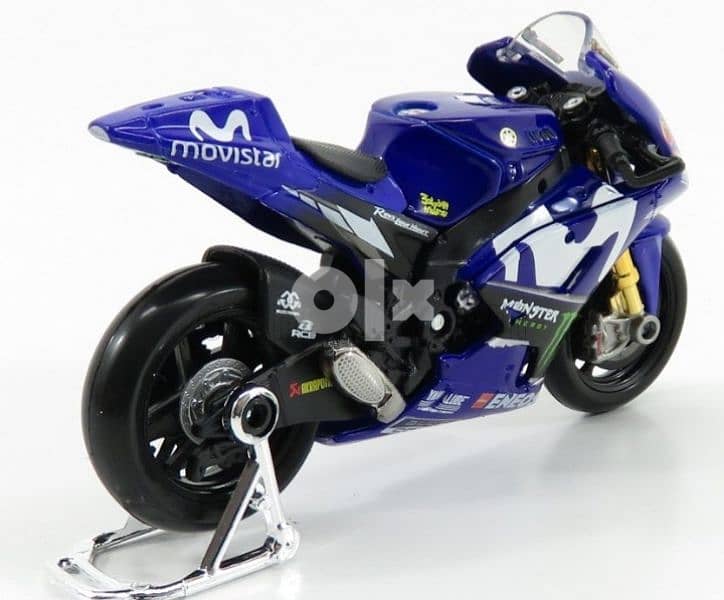 Yamaha YZR-M1 (Valentino Rossi 2018) diecast motorcycle model 1:18. 3