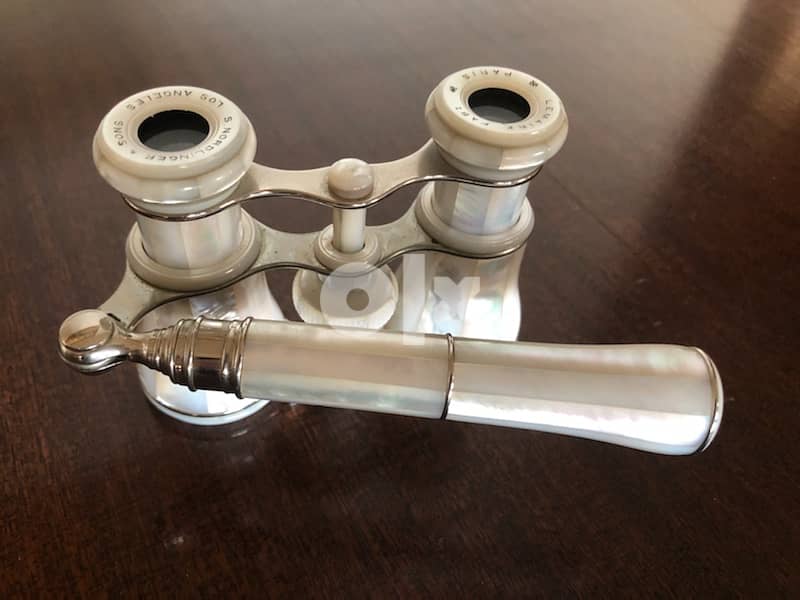 Mother of pearl opera glasses . 0