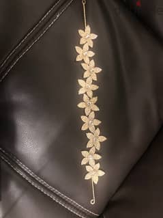 hair accesories; gold flowers, used once 0