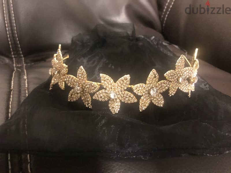 hair accesories; gold flowers, used once 2