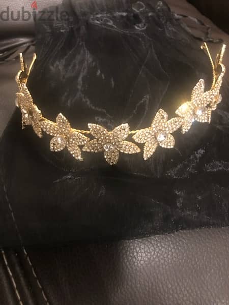 hair accesories; gold flowers, used once 5