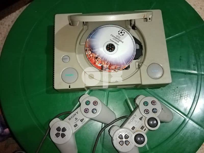 Original Playstation 1 gaming console 0