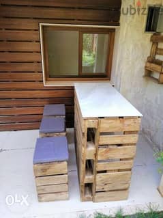 Outdoor pallets wood bar with chairs بار خشب طبالي مع كراسي