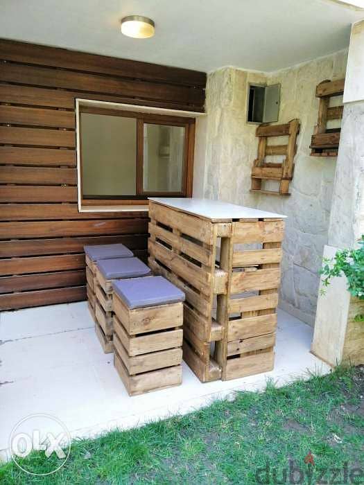 Outdoor pallets wood bar with chairs بار خشب طبالي مع كراسي 1