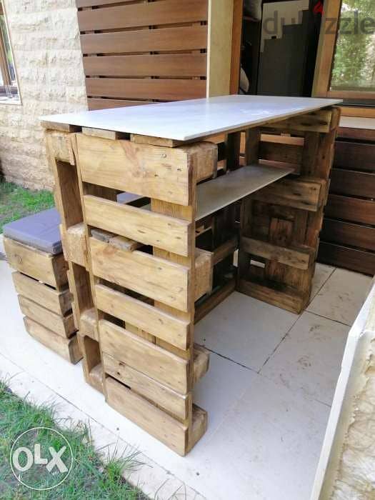 Outdoor pallets wood bar with chairs بار خشب طبالي مع كراسي 2