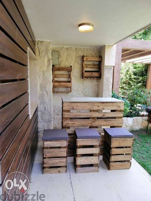 Outdoor pallets wood bar with chairs بار خشب طبالي مع كراسي 3