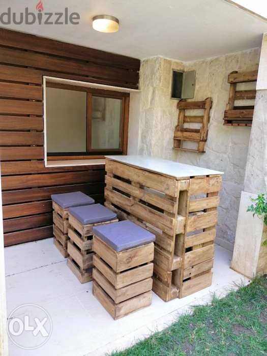 Outdoor pallets wood bar with chairs بار خشب طبالي مع كراسي 4