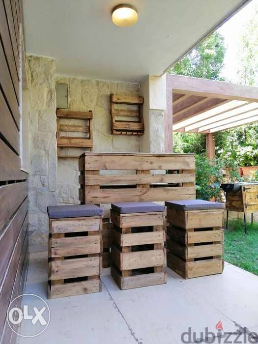 Outdoor pallets wood bar with chairs بار خشب طبالي مع كراسي 5