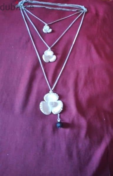 necklace vintage 3 layers3 flowers white . silver tone chain 1