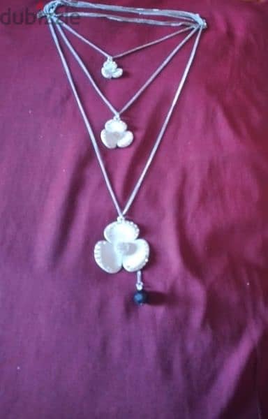 necklace vintage 3 layers3 flowers white  1=7$ or 3=15$ 1