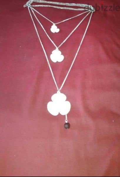 necklace vintage 3 layers3 flowers white . silver tone chain 2