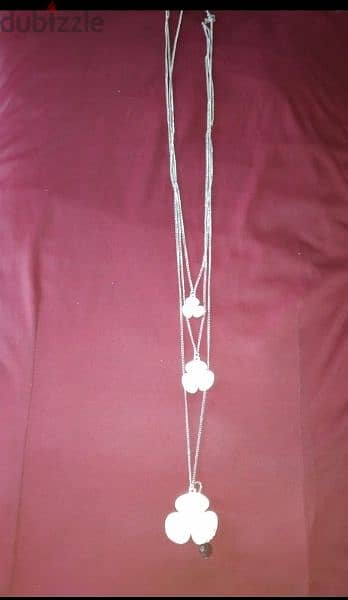necklace vintage 3 layers3 flowers white . silver tone chain 3