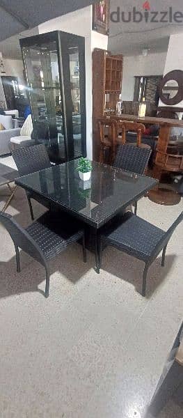 table resine with 4 chairs.  طاولة رزين مع اربع كراسي 4