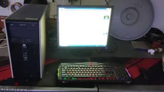 كمبيوتر مكتبي كامل مكون من علبة و شاشة و كيبورد و فارة 0