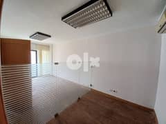 AH22-1043 Office for rent in Beirut, Hamra, 90 m2, $700 cash 0