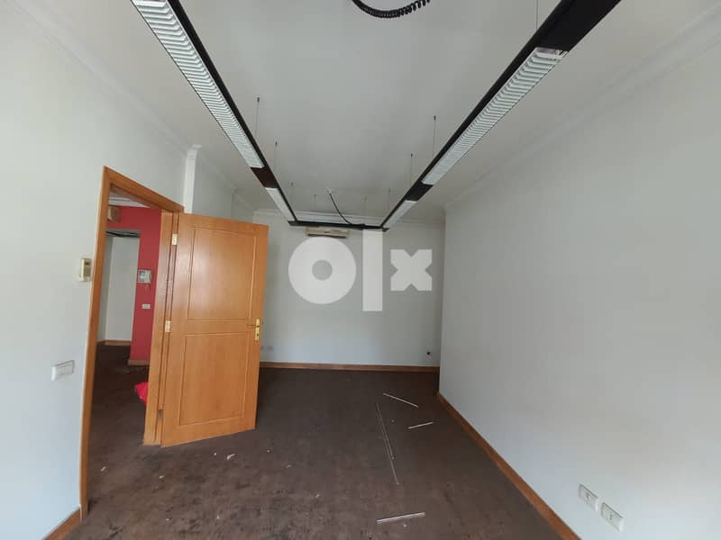 AH22-1043 Office for rent in Beirut, Hamra, 90 m2, $700 cash 3