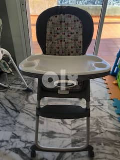 high chair almost new, double tray,