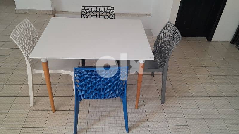 Table 100x80cm + 4 Chairs 1