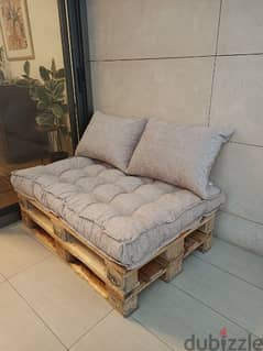 oitdoor pallet sofa with cushions صوفا طبليات مع فرش