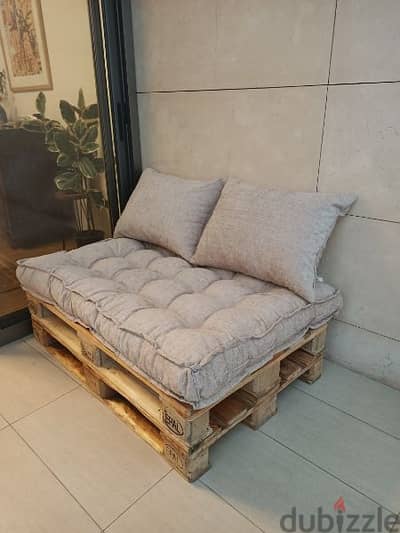 oitdoor pallet sofa with cushions صوفا طبليات مع فرش