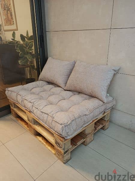 oitdoor pallet sofa with cushions صوفا طبليات مع فرش 0