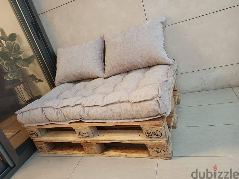 oitdoor pallet sofa with cushions صوفا طبليات مع فرش 1