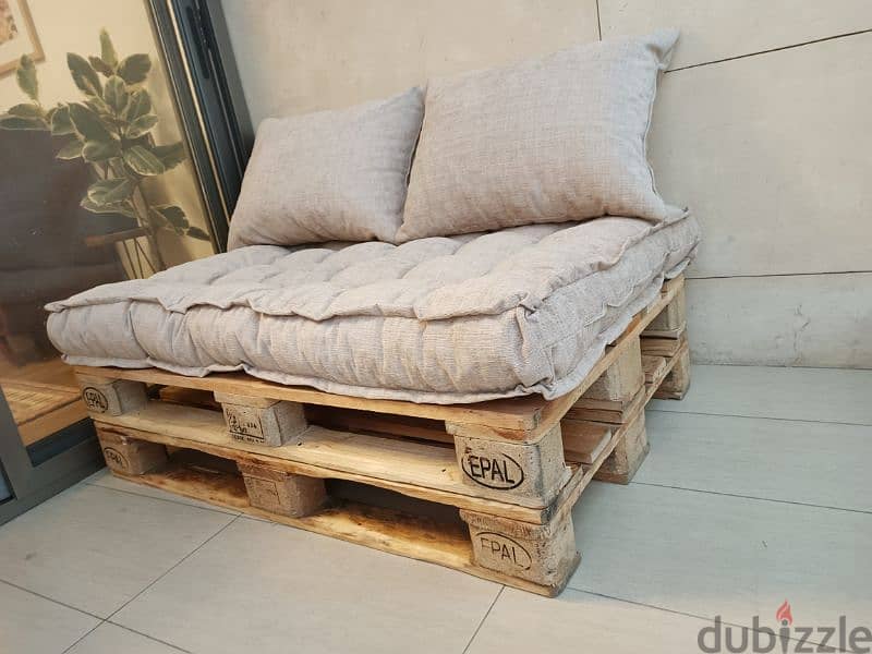 oitdoor pallet sofa with cushions صوفا طبليات مع فرش 2