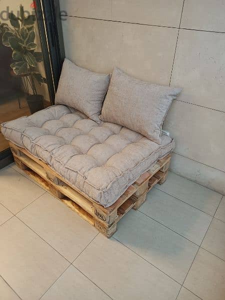 oitdoor pallet sofa with cushions صوفا طبليات مع فرش 3