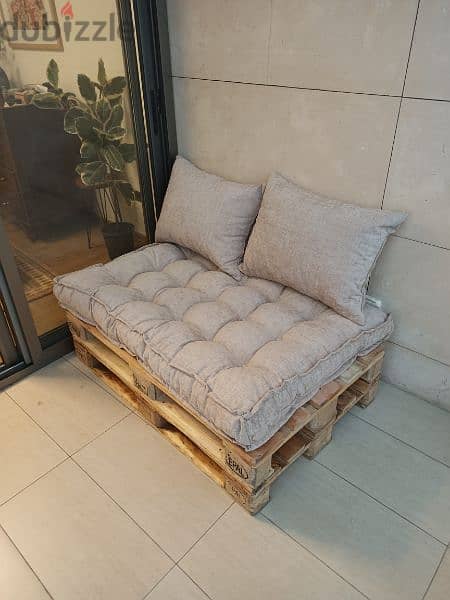 oitdoor pallet sofa with cushions صوفا طبليات مع فرش 4