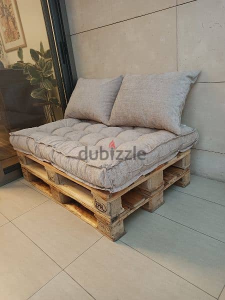 oitdoor pallet sofa with cushions صوفا طبليات مع فرش 5