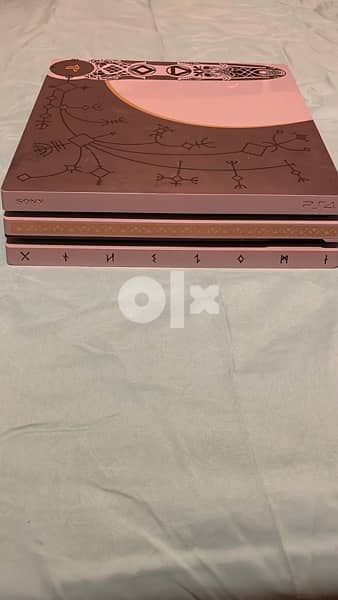 PS4 PRO 1TB GOD OF WAR LIMITED EDITION PERFECT CONDITION 3