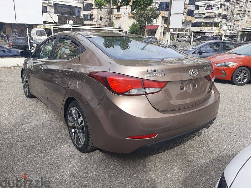 Hyundai Elantra  2015 4