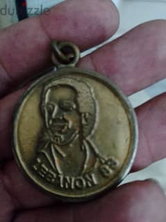 ميدالية برونزية للفنان البناني سامي كلارك سنة 83 0