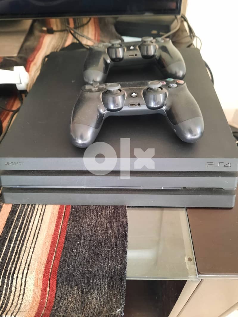 Ps4 pro 1 TB excellent  condition with 2 joysticks + VR + 4 games 1