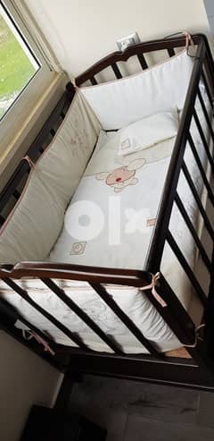 baby bed made of natural wood 0