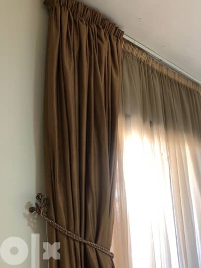 Set of 3 golden curtains (6 pieces).