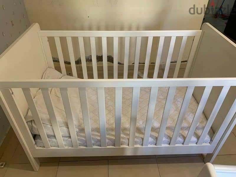 MAMAS & PAPAS WHITE CRIB WITH ORIGINAL MAMAS AND PAPAS MATTRESS 2