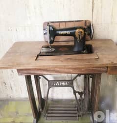 Vintage sewing machine + collector table 0