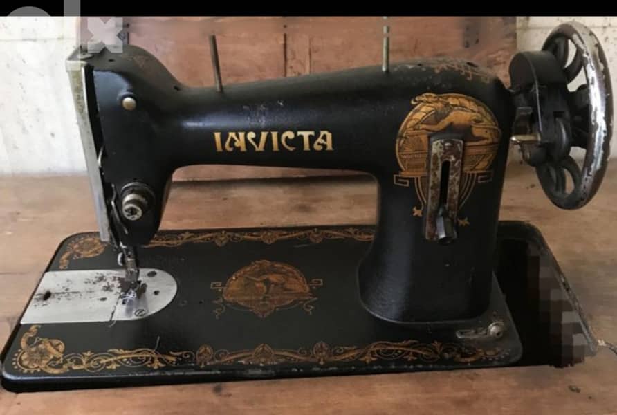 Vintage sewing machine + collector table 1