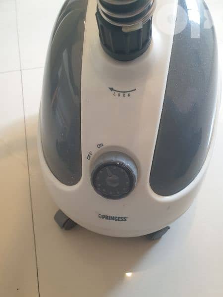 steam iron (barely used) 3