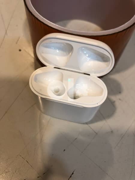 Empty Apple Airpods 1 Charging Case 4