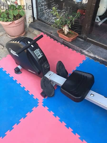 rowing machine like new made in taiwan heavy duty very good quality 7