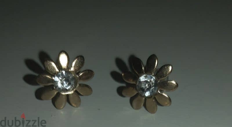 daisy studs earrings colour gold 1