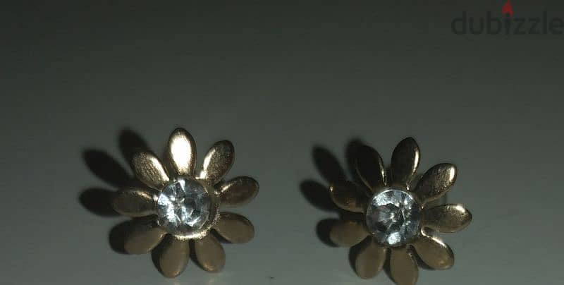 daisy studs earrings colour gold 2