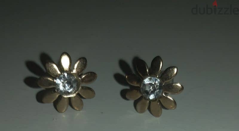 daisy studs earrings colour gold 3