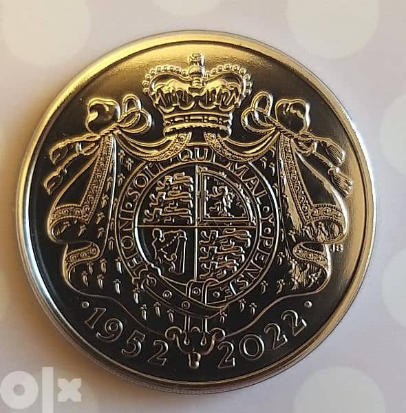 5 pounds brilliant uncirculated coin 2022 Queen Elizabeth II عملة 1