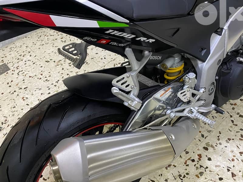 2018 Aprilia Tuono v4 1,100cc 1 owner 1400km from Aprilia dealer leban 3