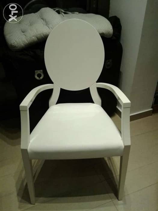 كرسي جديدة ابيض لميع مع قعدة جلد Brand new glossy white chair 1